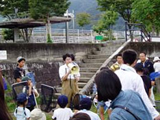 出口川での調査前の先生の説明